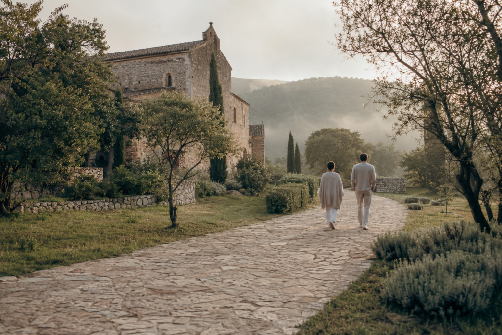 Retiro de silencio en España con personas caminando en un entorno natural y tranquilo