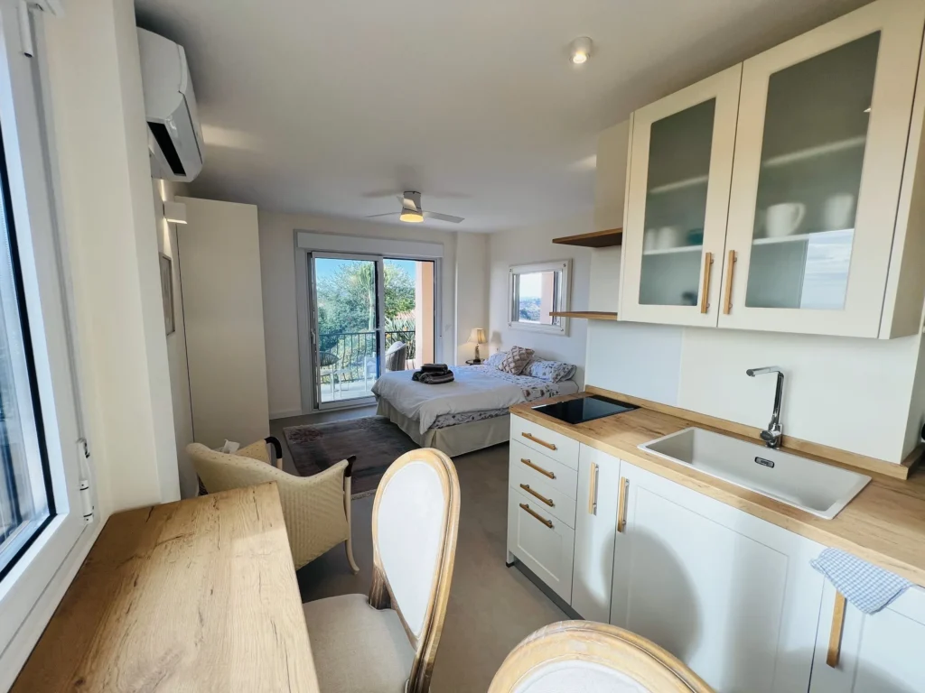Alojamiento opcional para retiro de meditación en Mijas con habitación luminosa y cocina.