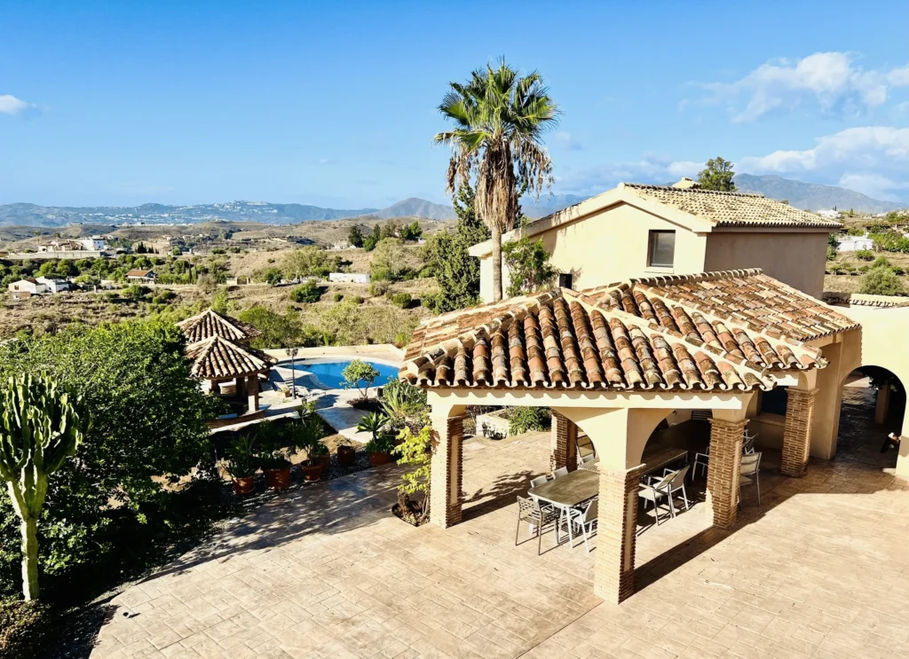 Retiro Quietud y Movimiento en Mijas, Málaga, con piscina, montaña y vistas al Mediterráneo.